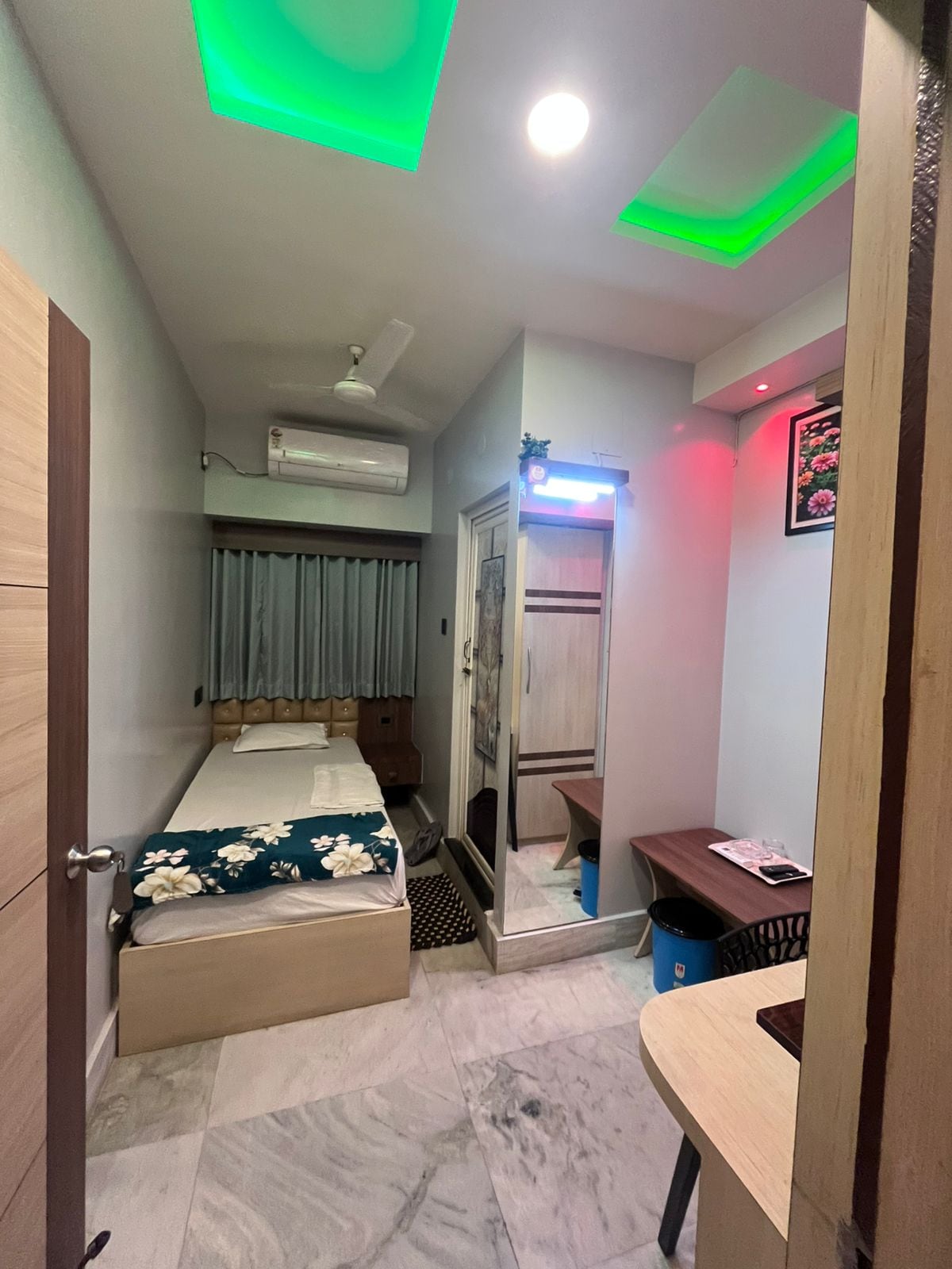 Hotel Epar Bangla - Tap to explore photos
