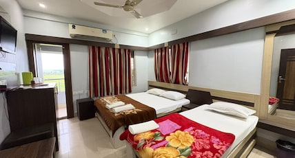 HOTEL SRIKRISHNA INTERNATIONAL Room Type - AC Triple Deluxe HOTEL SRIKRISHNA INTERNATIONAL Room Type - AC Triple Deluxe