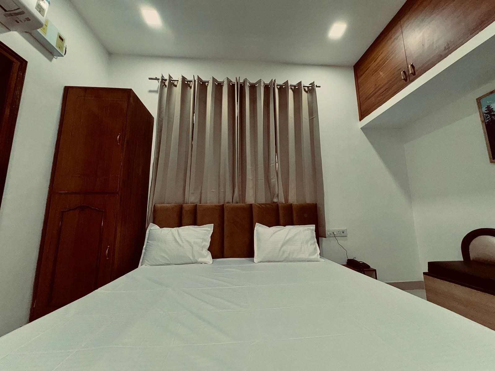 Hotel Royal Corner - 500 Meters Near Golden Temple - Tap to explore photos