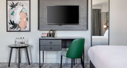 DoubleTree by Hilton Brighton Metropole Room Type - KING SUPERIOR RM-SOFA BED