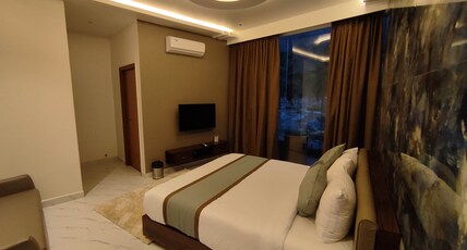 SILVER CLOUD Room Type - Pool View Room with King Bed and Balcony