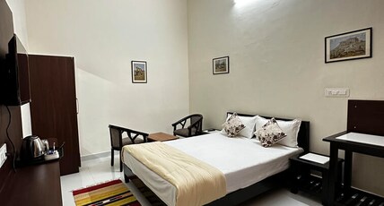 Sudarshan Homestay Room Type - Superior King Room