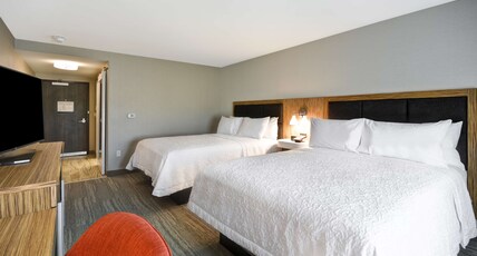 Hampton Inn & Suites by Hilton Detroit/Warren Room Type - 2 QNS MICROWV FRIDGE NS