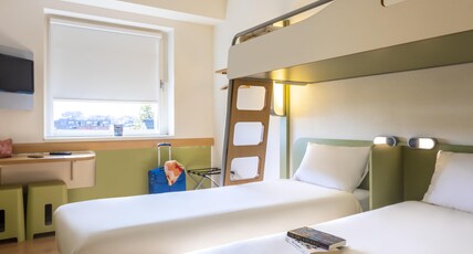 ibis budget Antwerpen Centraal Station Room Type - Standard Room with 2 single beds and a bunk bed ibis budget Antwerpen Centraal Station Room Type - Standard Room with 2 single beds and a bunk bed