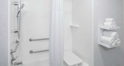 Hampton Inn & Suites by Hilton Lubbock Southwest Room Type - 1 KING ACC W TUB NON SMOK