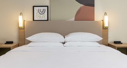 Spark by Hilton Houston West Clay Road Room Type - 1 KING BED WITH SOFABED