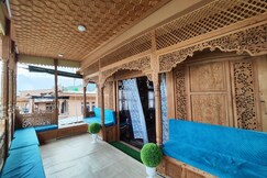 Houseboat Hapyy england