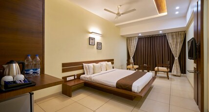 Hotel 3 Leaves Room Type - Deluxe Room AC