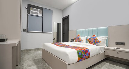 FabHotel The Royal - Near Yamuna Sports Complex Room Type - Deluxe Room