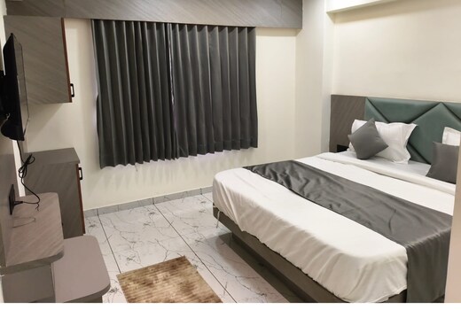 HOTEL 7 C R
