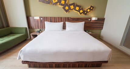 Holiday Inn Cikarang Jababeka Room Type - 1 King Standard Pool View