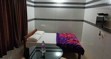 Thekkekara Budget Rooms Room Type - Standard Double Room ( First  Floor- Family )