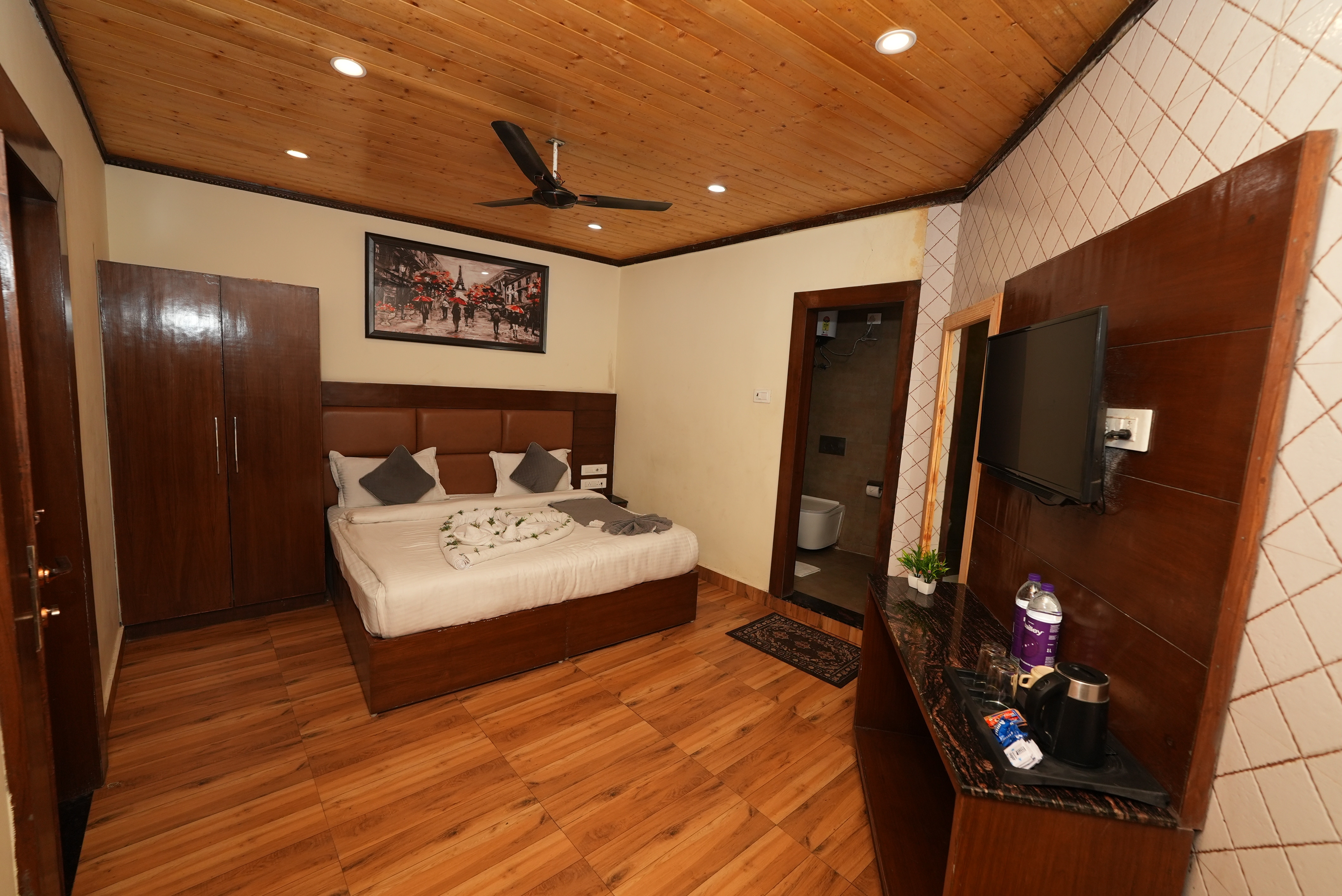 DALLAS EXPRESS HOTEL ( MUSSOORIE ) - Tap to explore photos