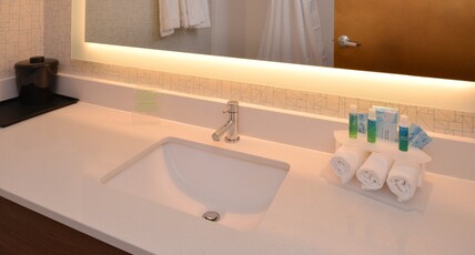 Holiday Inn Express OLEAN Room Type - 1 King Standard Communications Mobility Accessible Tub