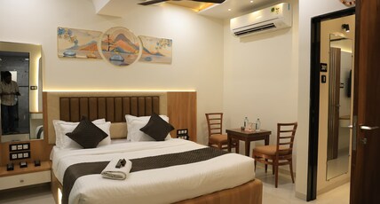 HOTEL EVERLAND Room Type - DELUXE KING BED ROOM