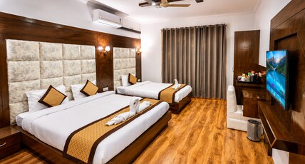 Badshah Inn Room Type - 1 Family Room Bedroom With Mountain View