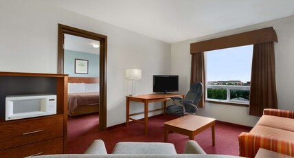Super 8 by Wyndham Yellowknife Room Type - 1 King Bed, One-Bedroom Suite, Non-Smoking