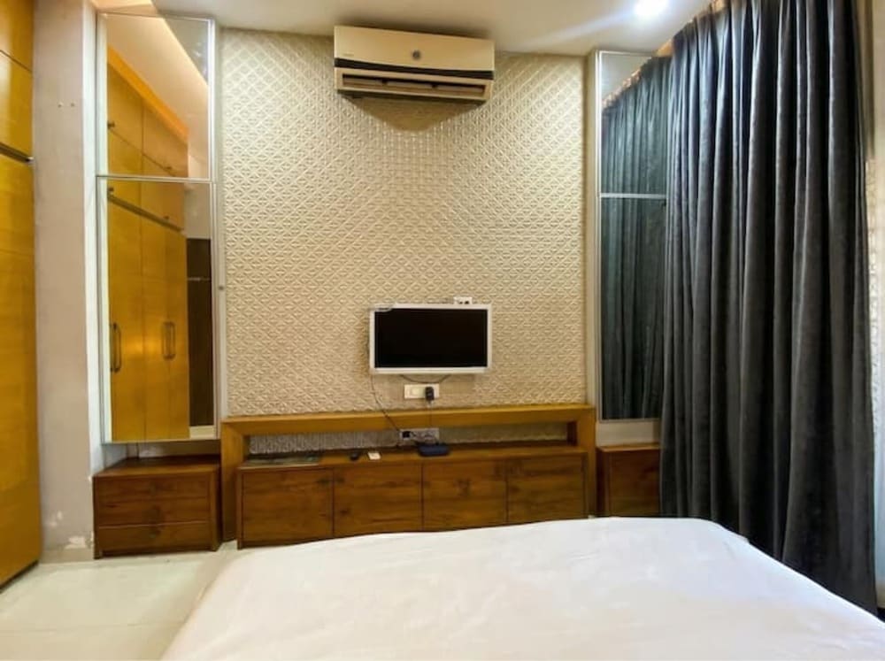 5 BHK Party Friendly Villa Terrace/Gym/Lift - Tap to explore photos