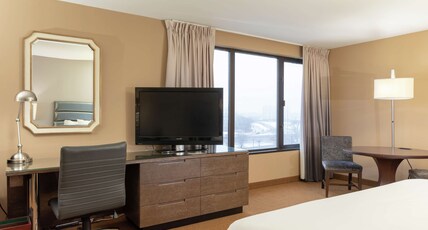 Doubletree by Hilton Bloomington - Minneapolis South Room Type - 1 KING -SOFA BED- CORNER