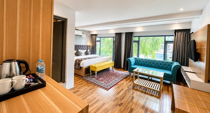 DE ELAAF THE LUXURY STAY Room Type - King Room Garden View with AC