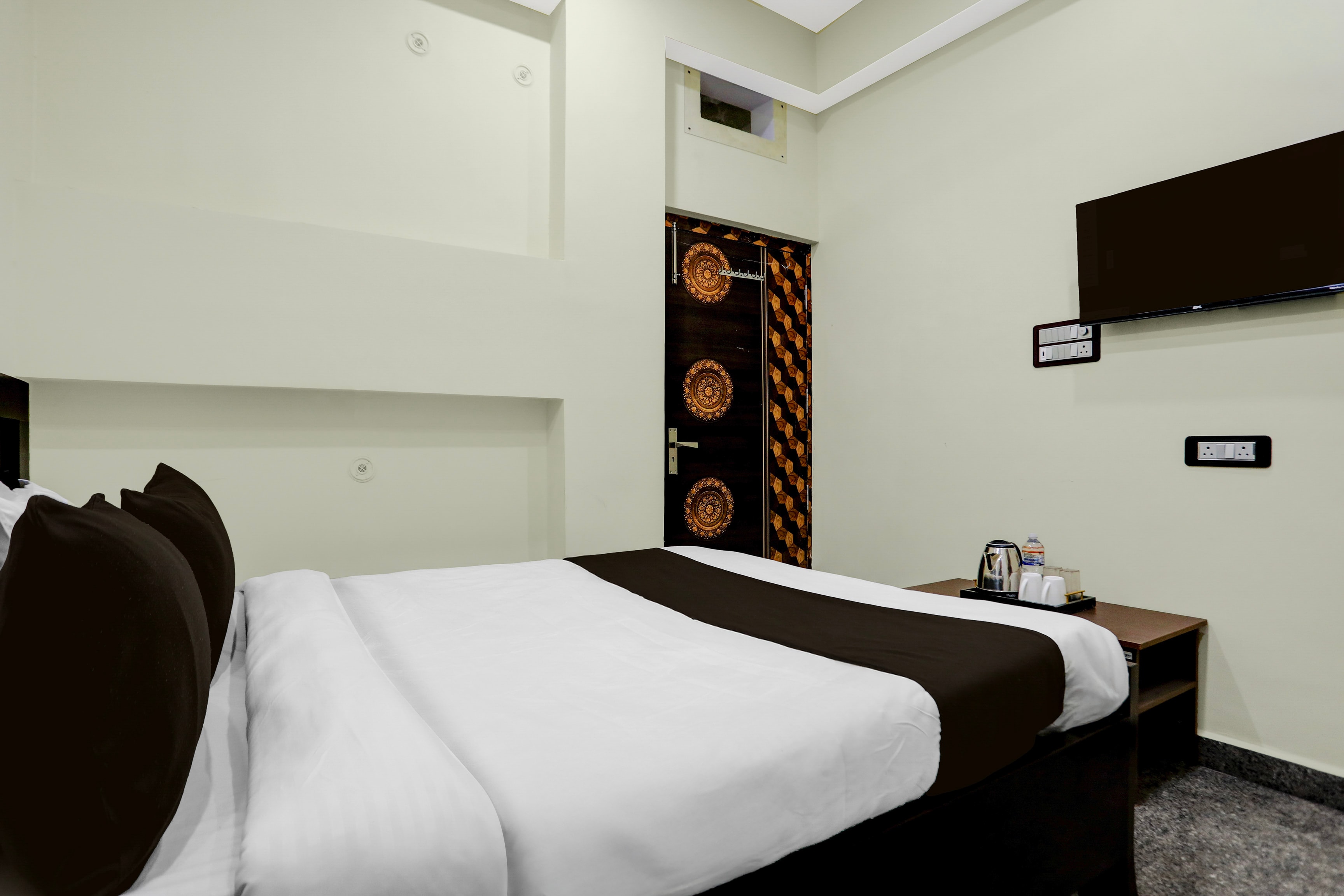 Super Hotel O Divisha - Tap to explore photos