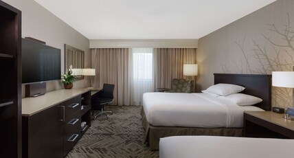 Hilton Cincinnati Airport Room Type - 2 QUEENS ACC W BATHTUB