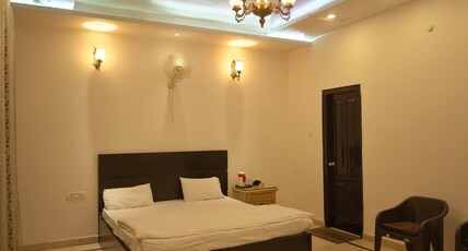 THE CROWN INN Room Type - Deluxe AC