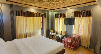 Hotel Lal Kothi Room Type - Deluxe Room(Hot and Cold AC)