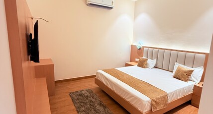 HOTEL WAVE INN Room Type - Deluxe King Bed with No View