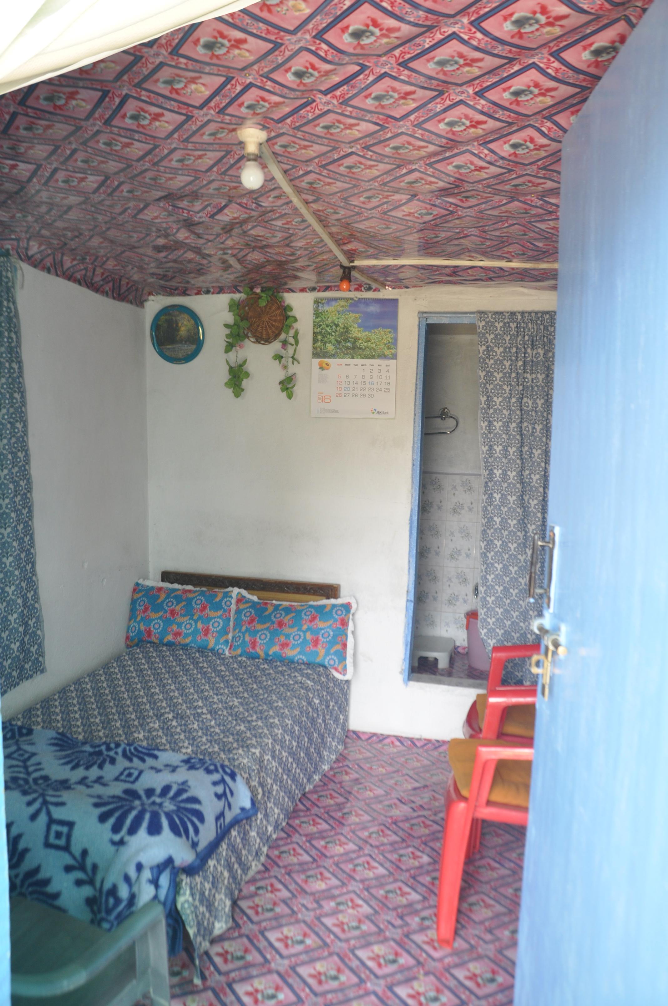 Bob Marley Houseboat - Tap to explore photos