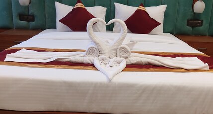 SHRI GANPATI SWEETS RESTAURANT BAKERY BANQUET AND HOTEL Room Type - deluxe double room