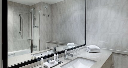 DoubleTree by Hilton Woking Room Type - QUEEN DELUXE ROOM