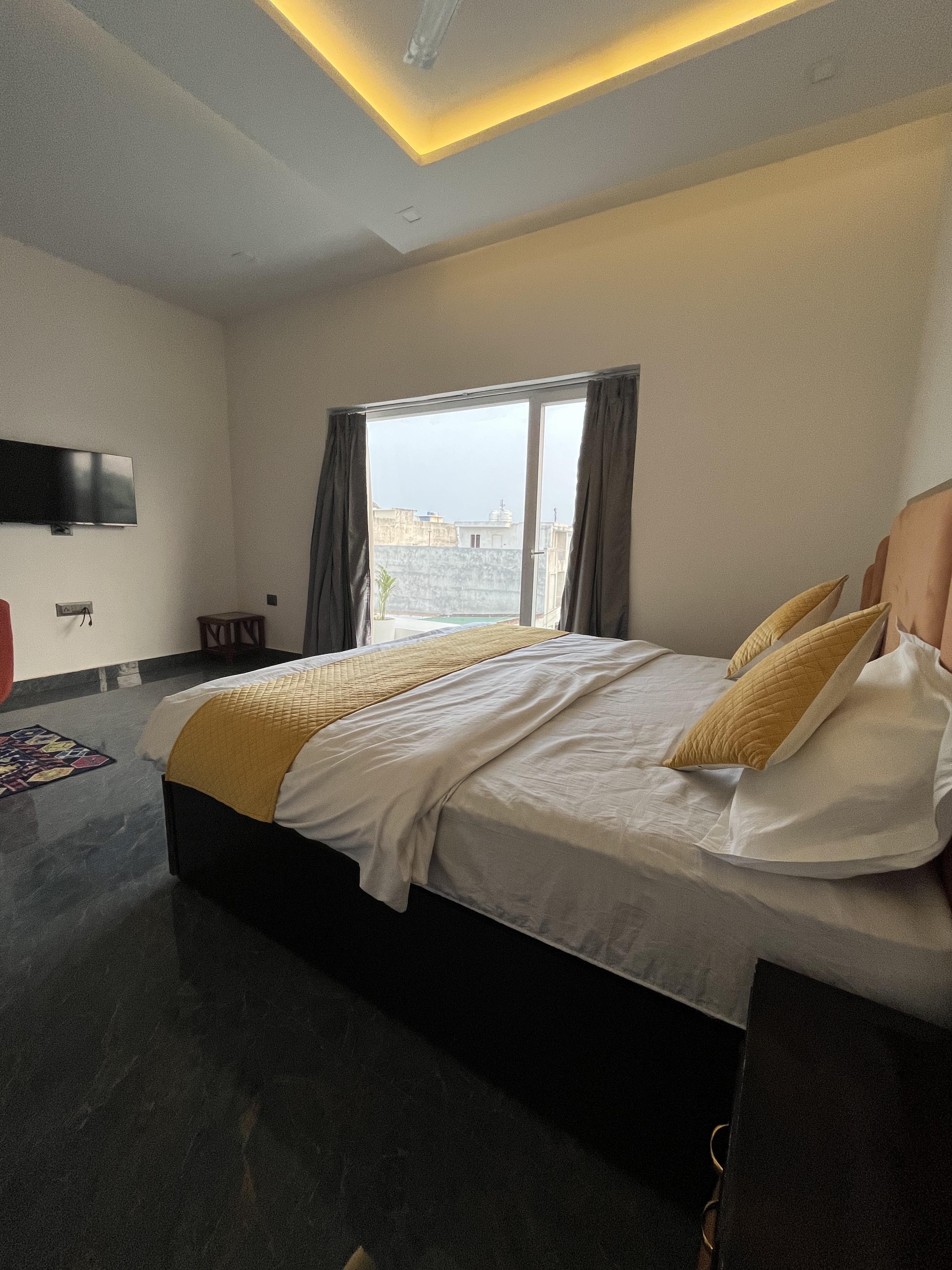 Hotel Arrow 19 - Tap to explore photos