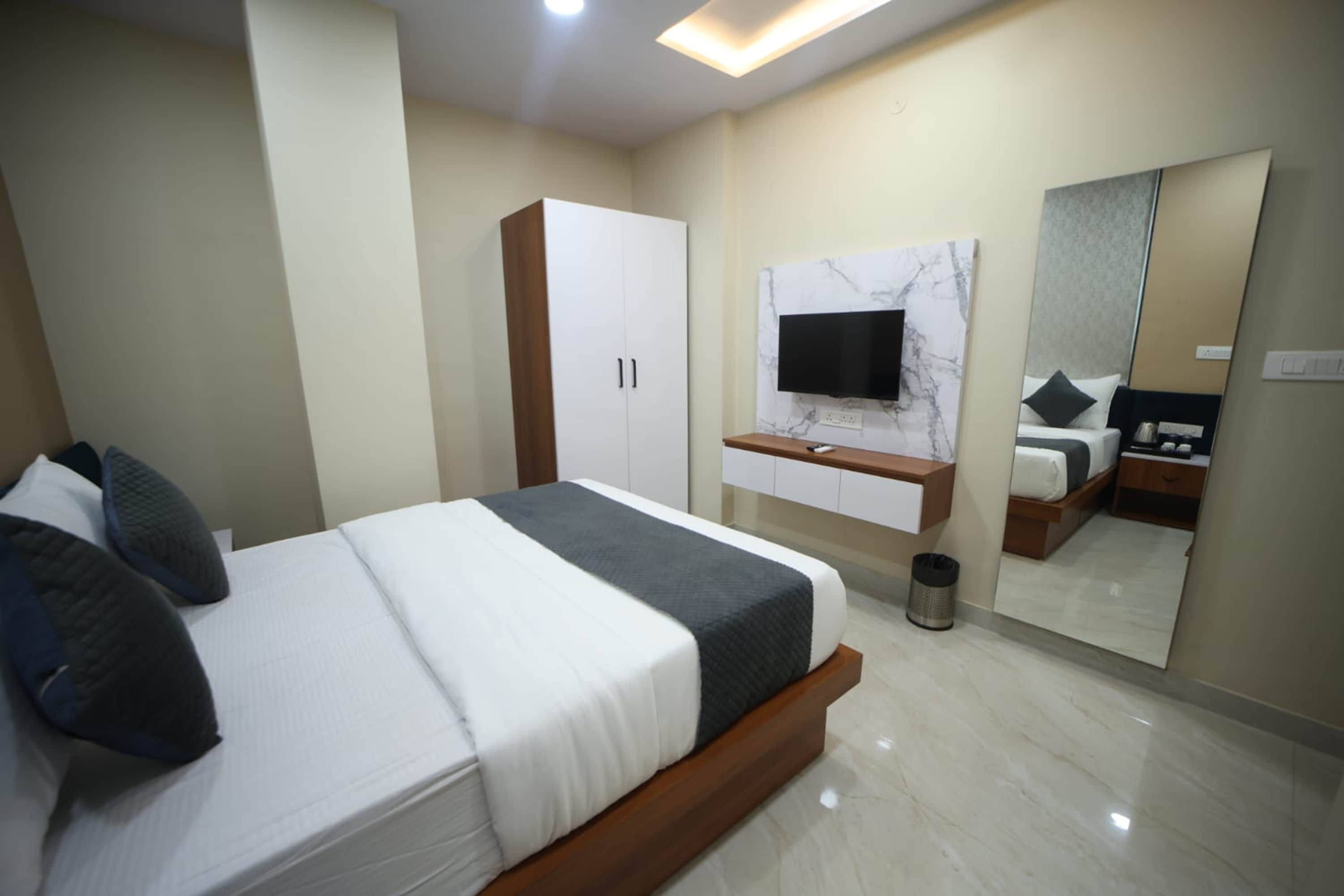 Hotel Mala International Near JECC - Tap to explore photos