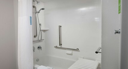 Hampton Inn & Suites Houston-Medical Ctr-Reliant Park Room Type - 1 KING ACCESSIBLE TUB