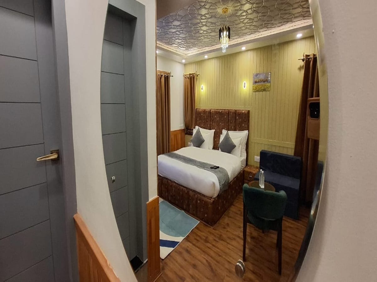 Hotel Kashmir Breeze, Srinagar - Tap to explore photos