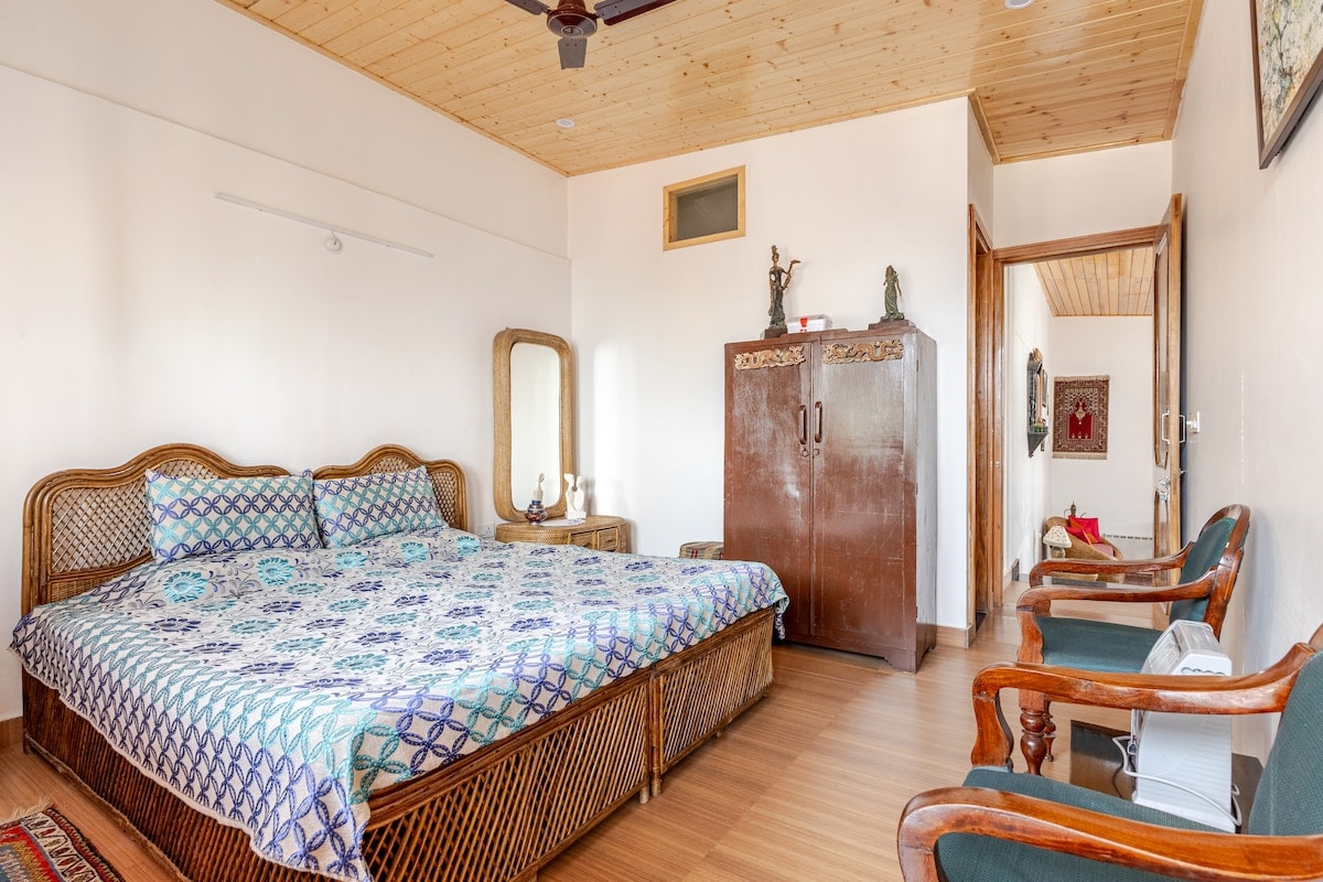 Moonwind Twin Bedrooms1 2 Suite vintage Bungalow - Tap to explore photos