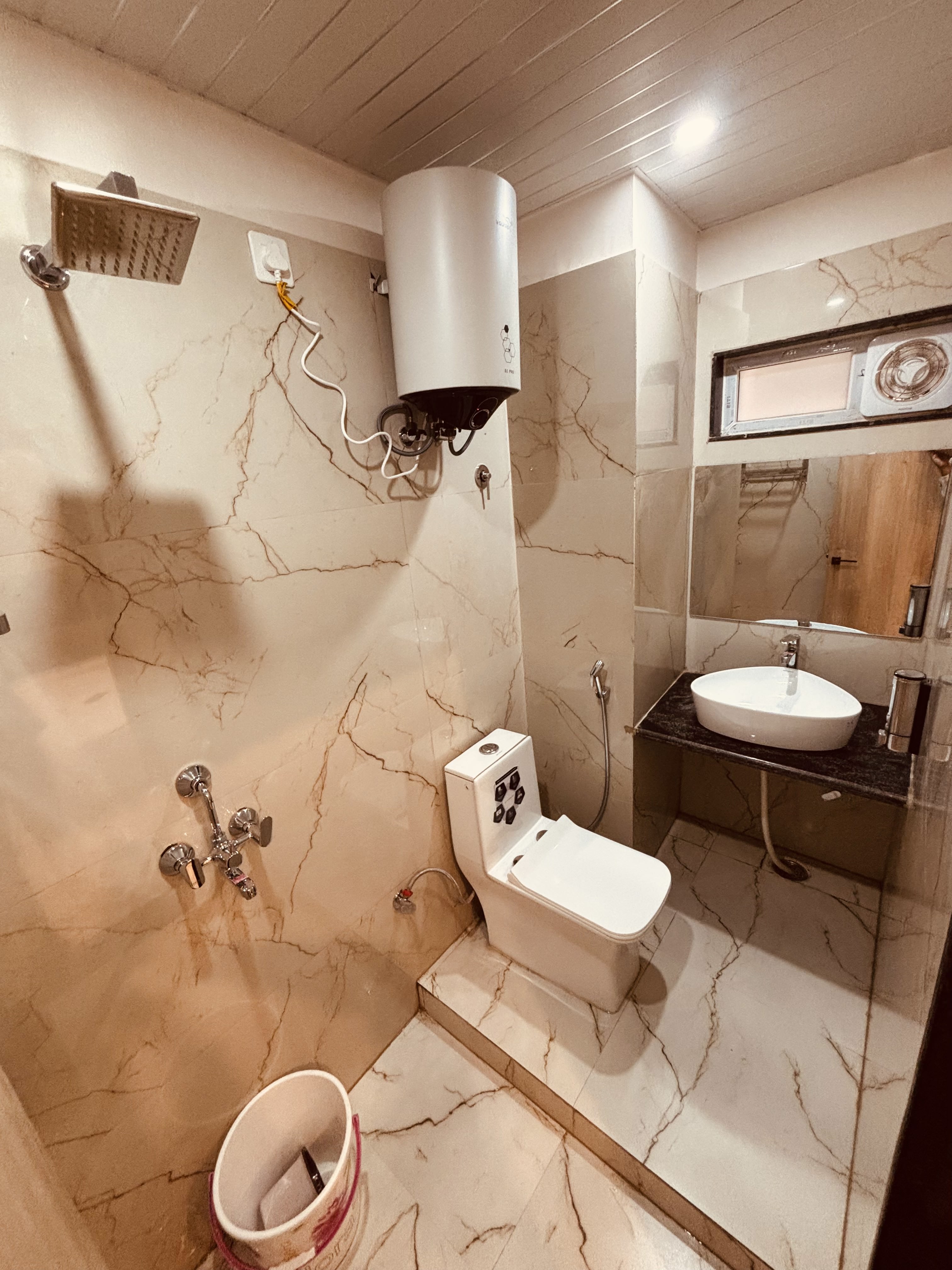 Hotel Anju Villa 1minutes walk to Kashi Vishwanath Temple - Tap to explore photos
