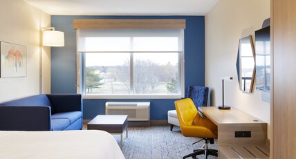 Holiday Inn Express & Suites Austin South, an IHG Hotel Room Type - 1 King Suite Mobil Access Tub Single Sofa Bed