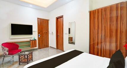 Radiant Blu Hotel - FNG Expressway & Gaur City Room Type - Deluxe Double Room With Communal Balcony