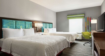 Hampton Inn by Hilton London Room Type - 2 QUEEN BEDS   MINI FRIDGE