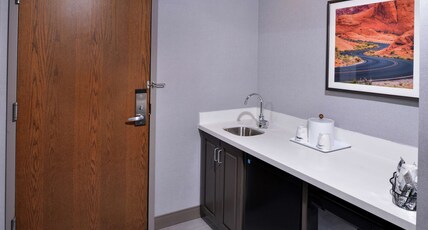 Hampton Inn & Suites by Hilton Carson City Room Type - 1KNG STE W  SOFABED NOSMOK