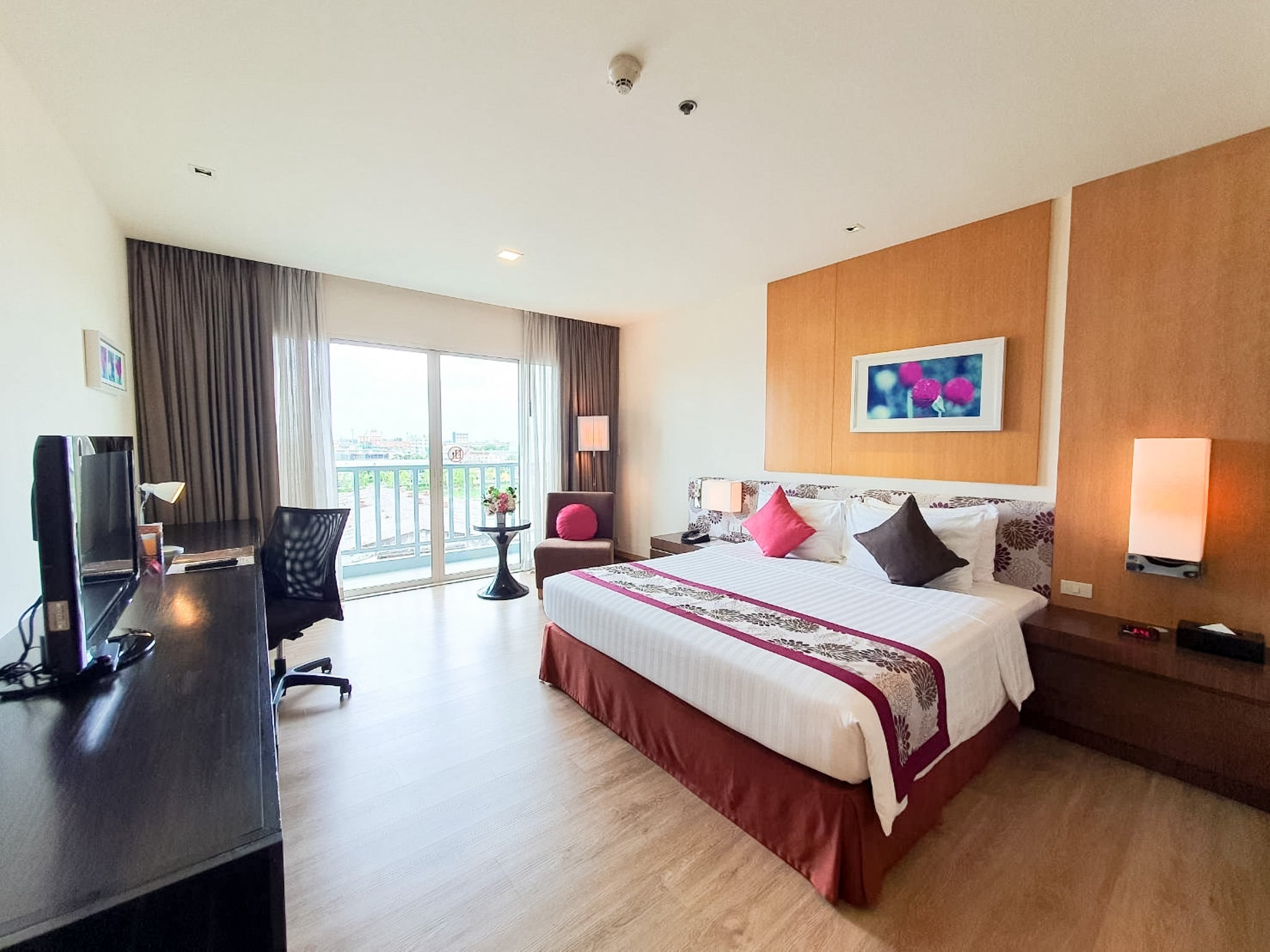 Amaranth Suvarnabhumi Hotel - Free Suvarnabhumi Airport Shuttle - Tap to explore photos