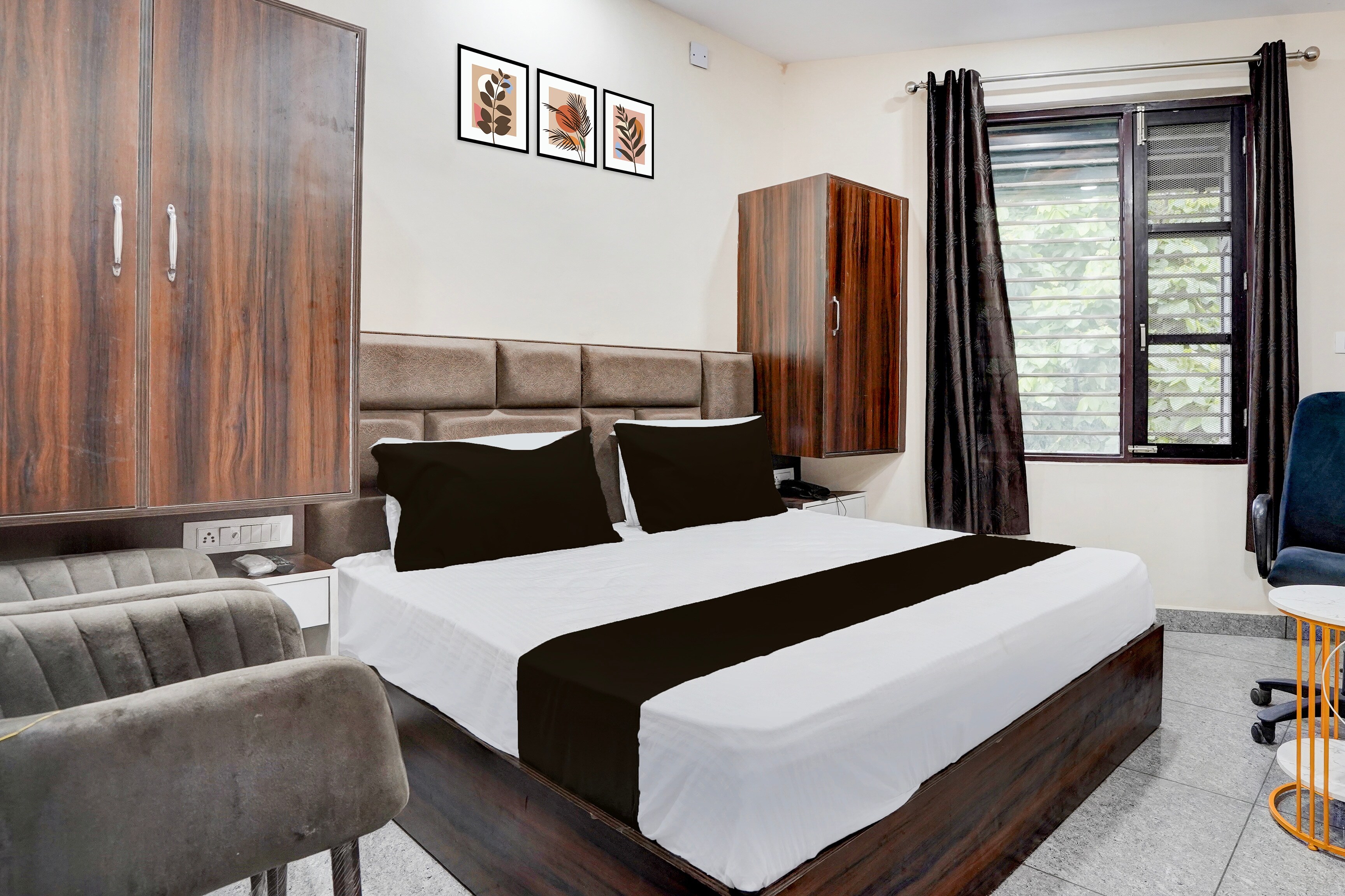 HoteL O J10 Ludhiana Railway Station - Tap to explore photos