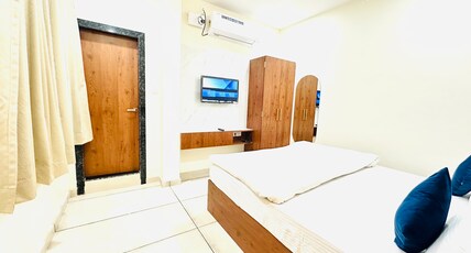 Vrindavan Hotel & Restaurant Room Type - Deluxe Room