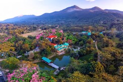 Summit Green Lake Tea Resort & Spa.