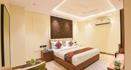 Hotel Elvilla Model Town Room Type - Deluxe Room