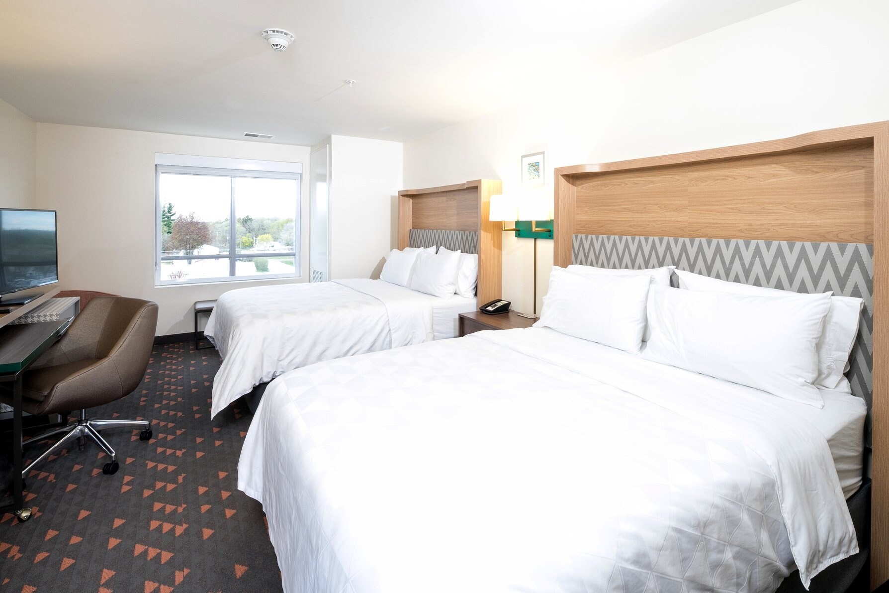 Holiday Inn & Suites MOUNT PLEASANT - Tap to explore photos