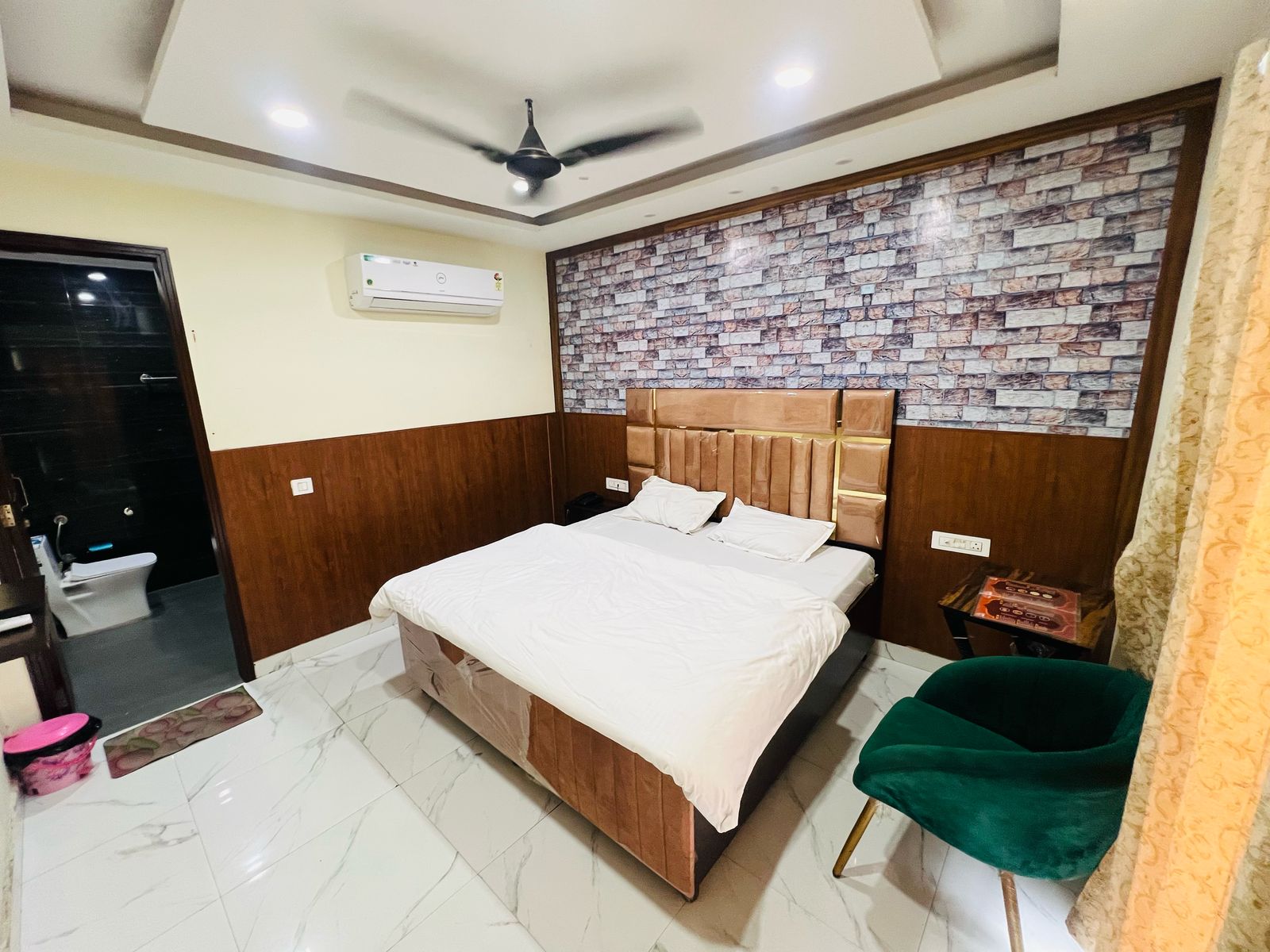 Makhan Veg Dhaba and Hotel - Tap to explore photos