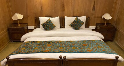 Nazneen Group of Houseboats Room Type - DELUXE ROOM